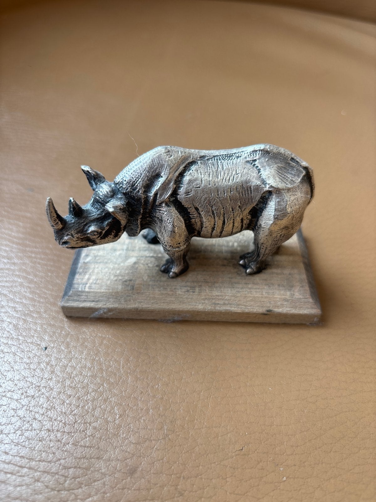 Vintage Neushoorn Beeldje op Houten Sokkel, Verzamelen, Beelden en Beeldjes, Ophalen of Verzenden, Gebruikt, Dier