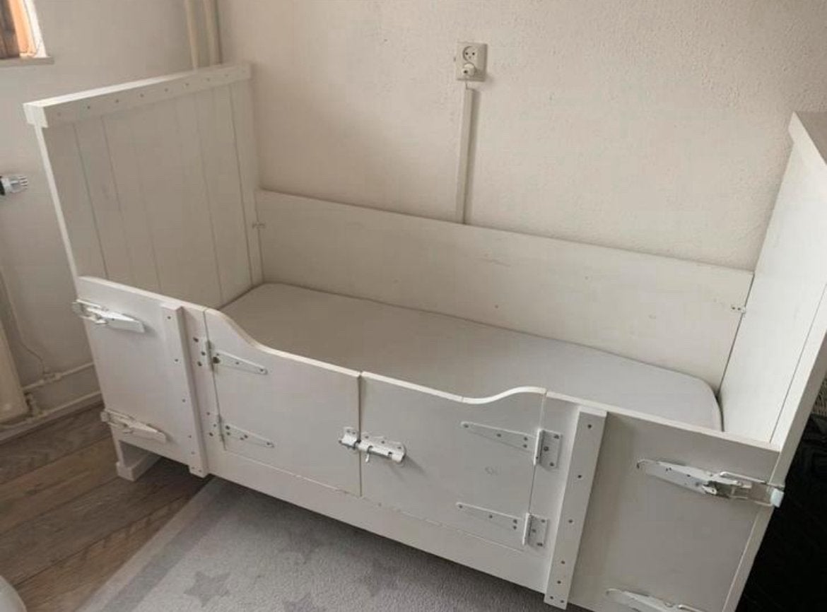 Compleet peuter/kleuter bed wit met deurtjes, Kinderen en Baby's, Kinderkamer | Bedden, Gebruikt, 70 tot 85 cm, 140 tot 160 cm