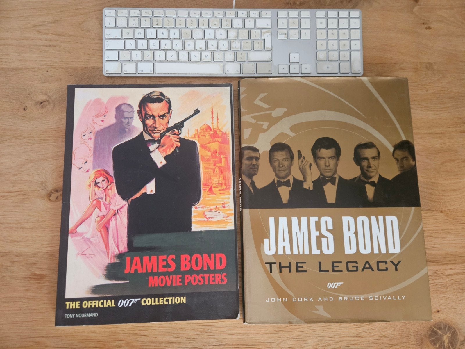 2 James Bond boeken: Movie Posters & The Legacy., Ophalen of Verzenden, Zo goed als nieuw