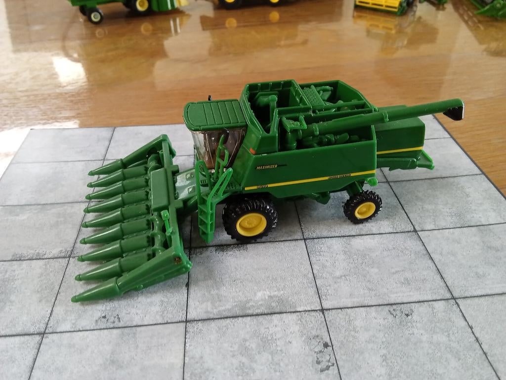 1/87  Ertl John Deere 9510 Combine w Corn Head, Hobby en Vrije tijd, Ophalen of Verzenden, Zo goed als nieuw, Hijskraan, Tractor of Landbouw