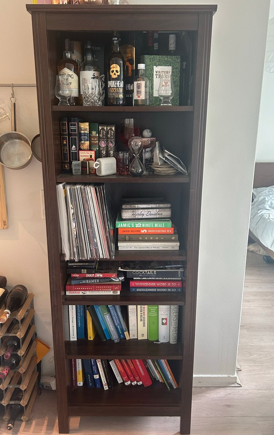Mooie donkerbruine boekenkast met 6 verstelbare planken