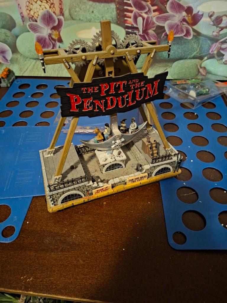 Lemax Spooky Town The Pit and the Pendulum (zonder doos), Ophalen of Verzenden