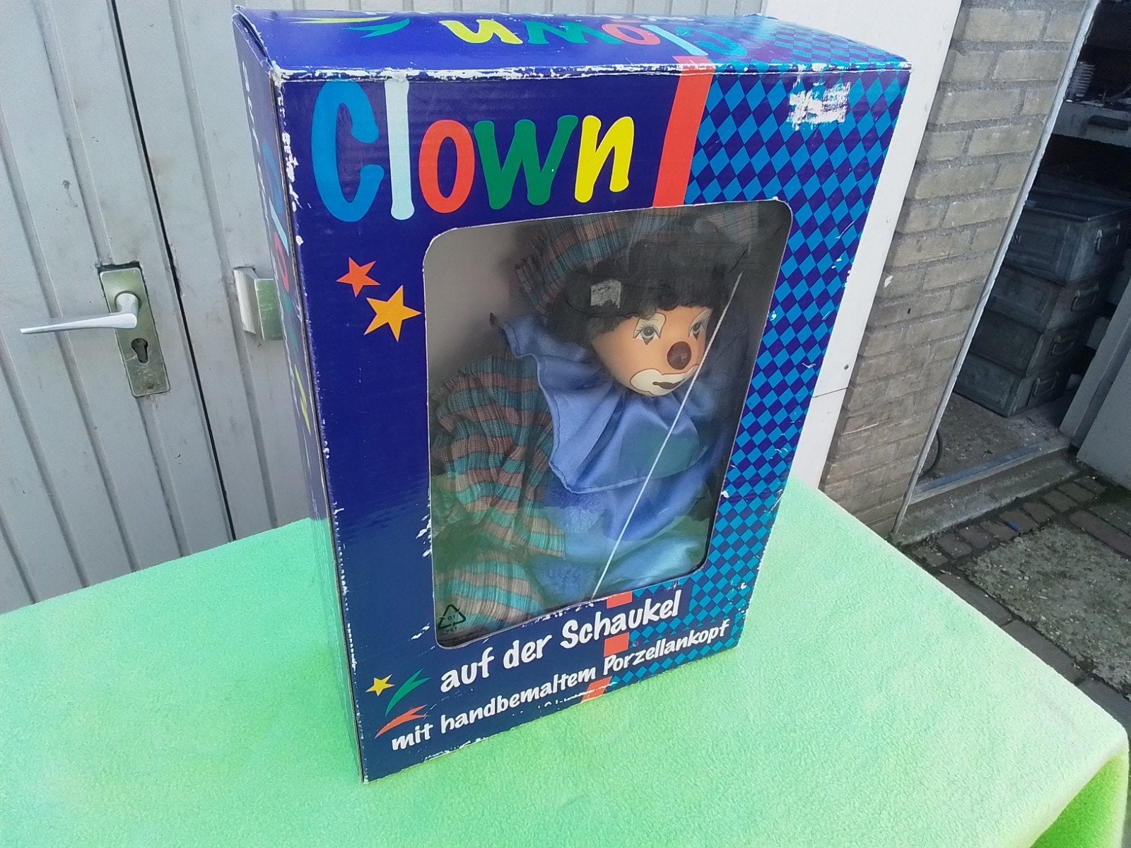 Clown op schommel - Handbeschilderde porseleinen kop, Ophalen of Verzenden, Nieuw, Overige typen