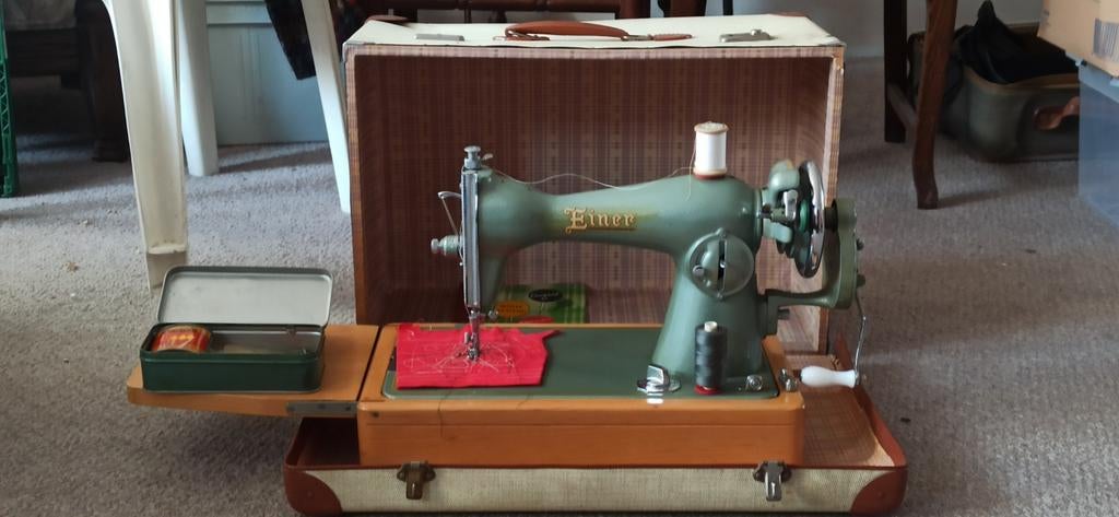 Oude Einer naaimachine uit de jaren '70, Ophalen of Verzenden