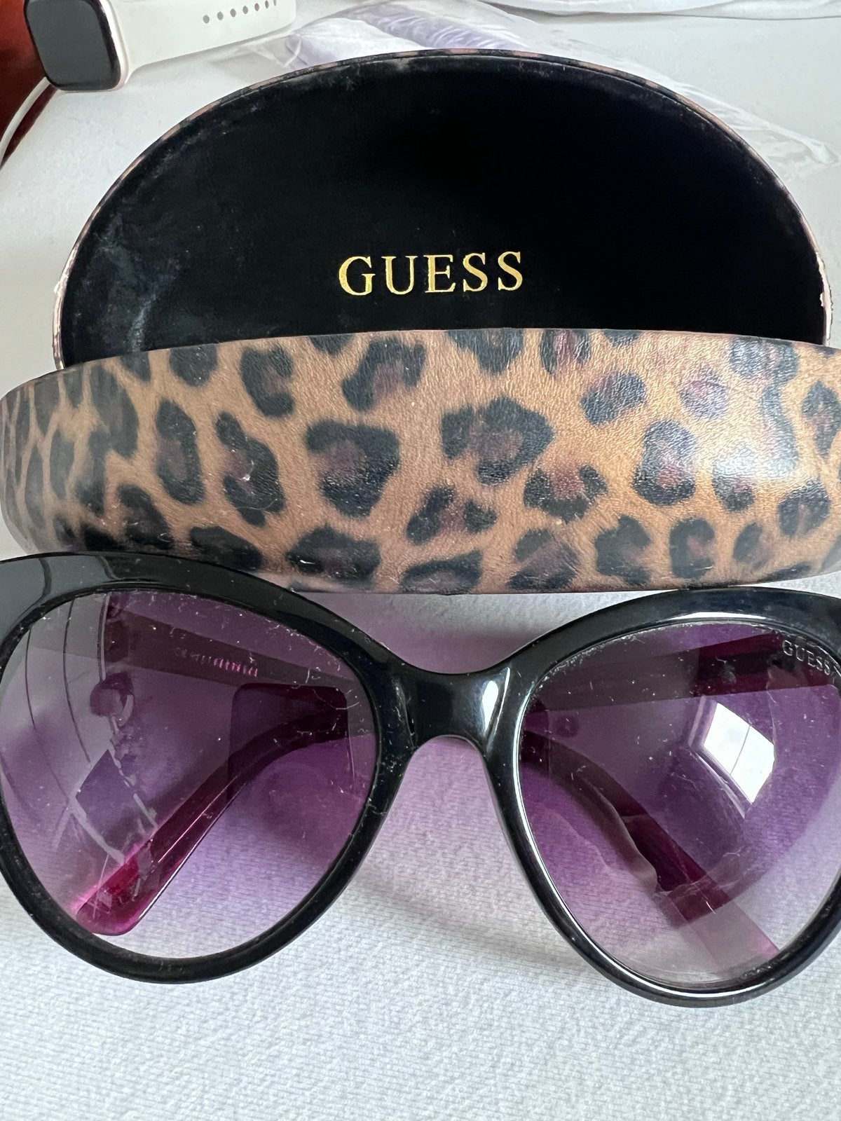 Guess Zonnebril met Luipaardprint Hoesje, Gebruikt, Zonnebril, Zwart, Ophalen