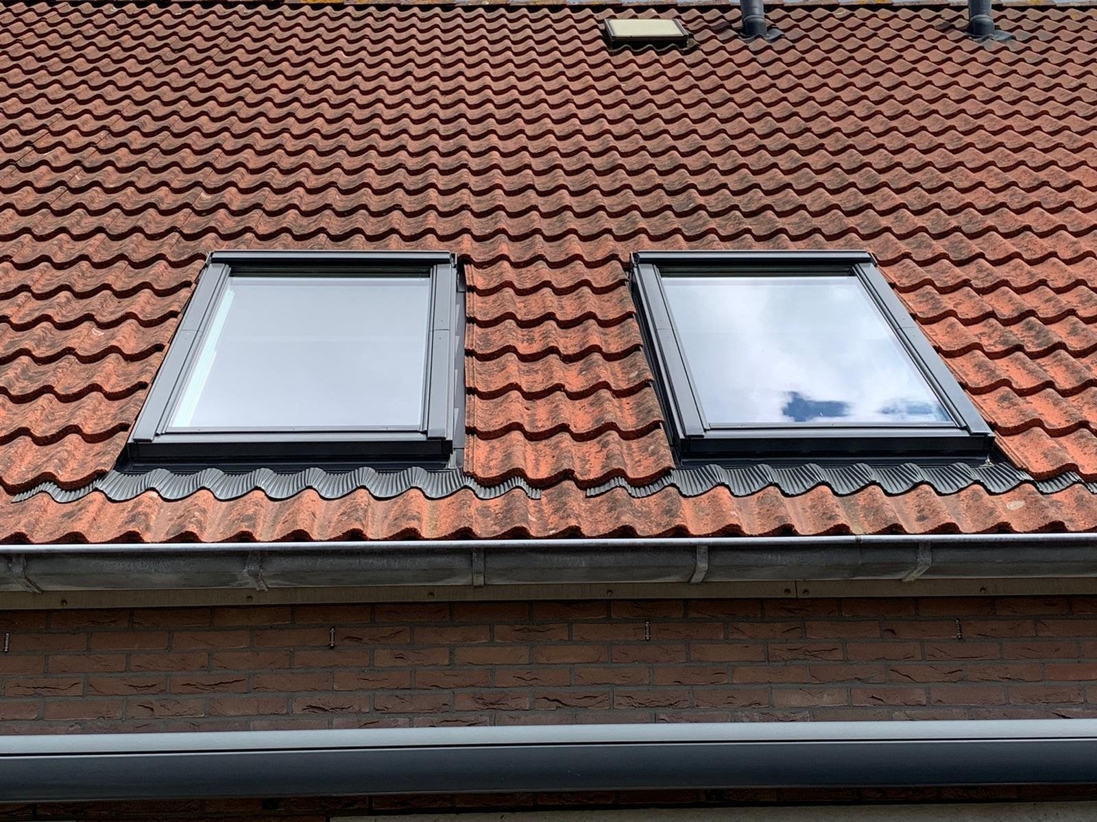 2 VELUX KUNSTSTOF DAKRAMEN GGU MK10 78X160 MET DUO GORDIJN, Doe-het-zelf en Verbouw, Ophalen, Minder dan 100 cm, Minder dan 100 cm
