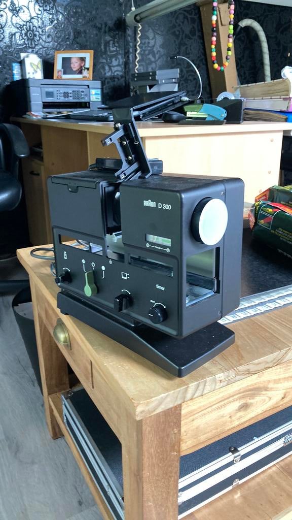 Te koop aangeboden, Braun D 300 diaprojector., Ophalen, Gebruikt