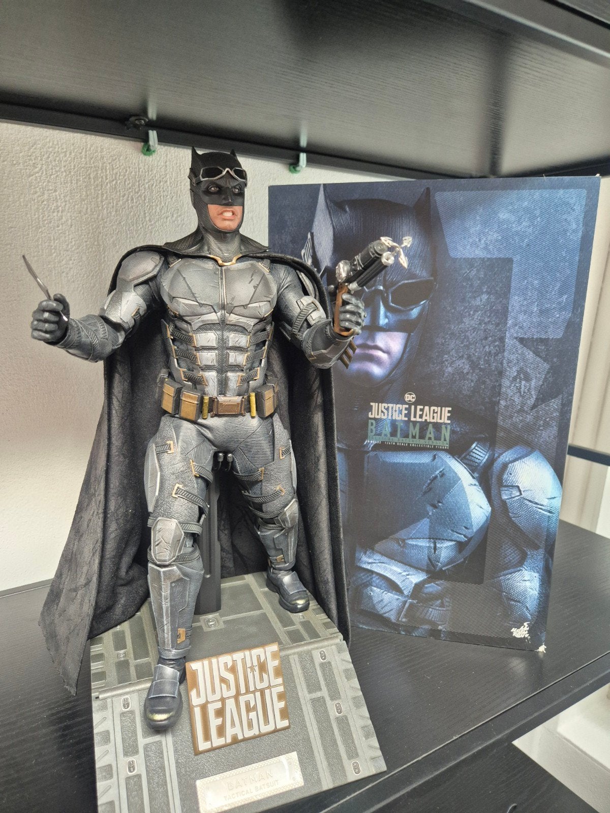 Hot Toys Justice league Tactical Batman suit, Ophalen of Verzenden, Zo goed als nieuw