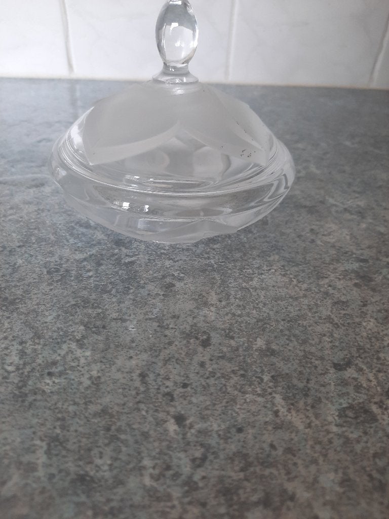 Glazen Bonbonnière met Frosted Bloemmotief, Antiek en Kunst, Ophalen of Verzenden
