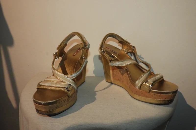Prada gouden sandalen sleehak merk op de zijkant zool 39, Overige kleuren, Prada, Verzenden, Sandalen of Muiltjes