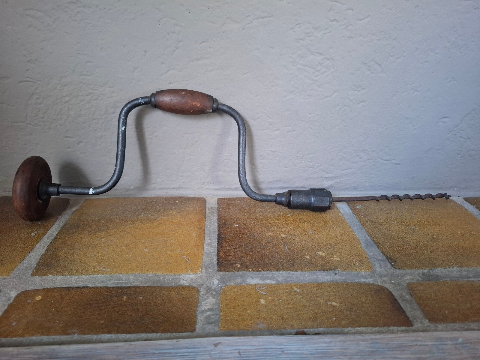 Vintage handboor met houten handvatten, Ophalen