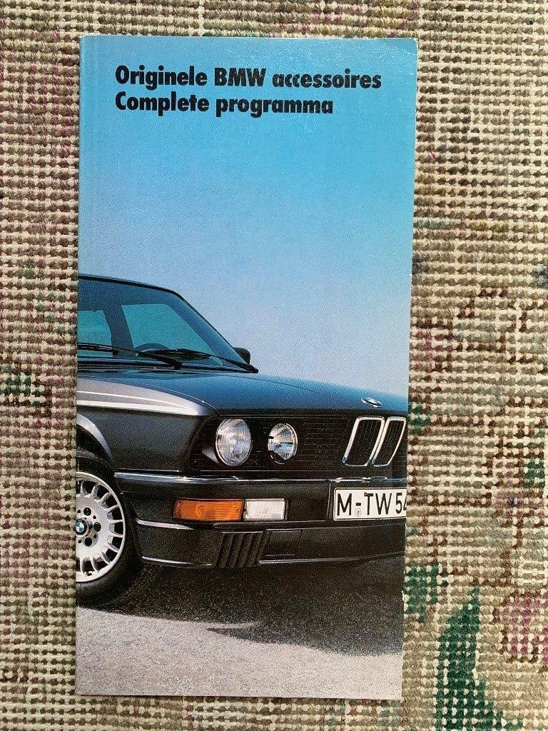 Kleine dikke brochure BMW originele accessoires 1985, Nieuw, Ophalen of Verzenden, BMW, BMW