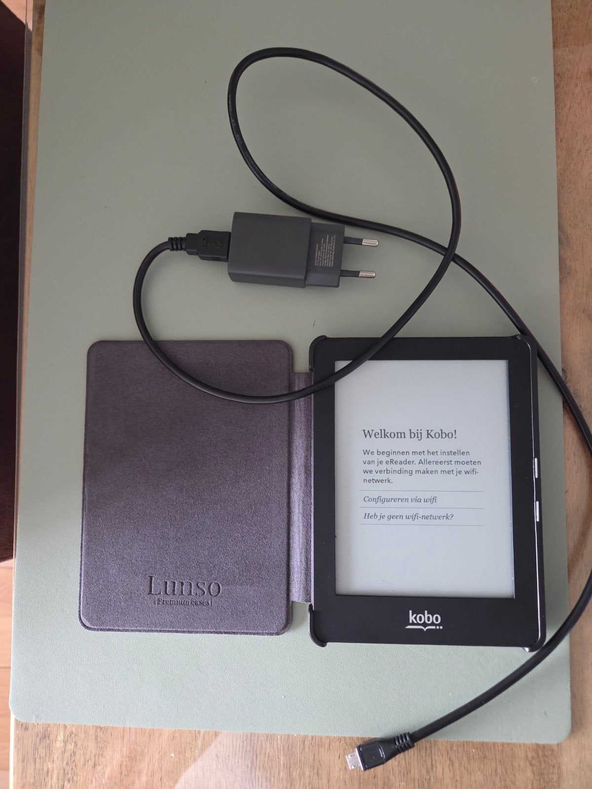 Kobo Glo eReader + 32 GB SD-kaart en beschermhoes, 6 inch of minder, Kobo, Ophalen of Verzenden, Zo goed als nieuw