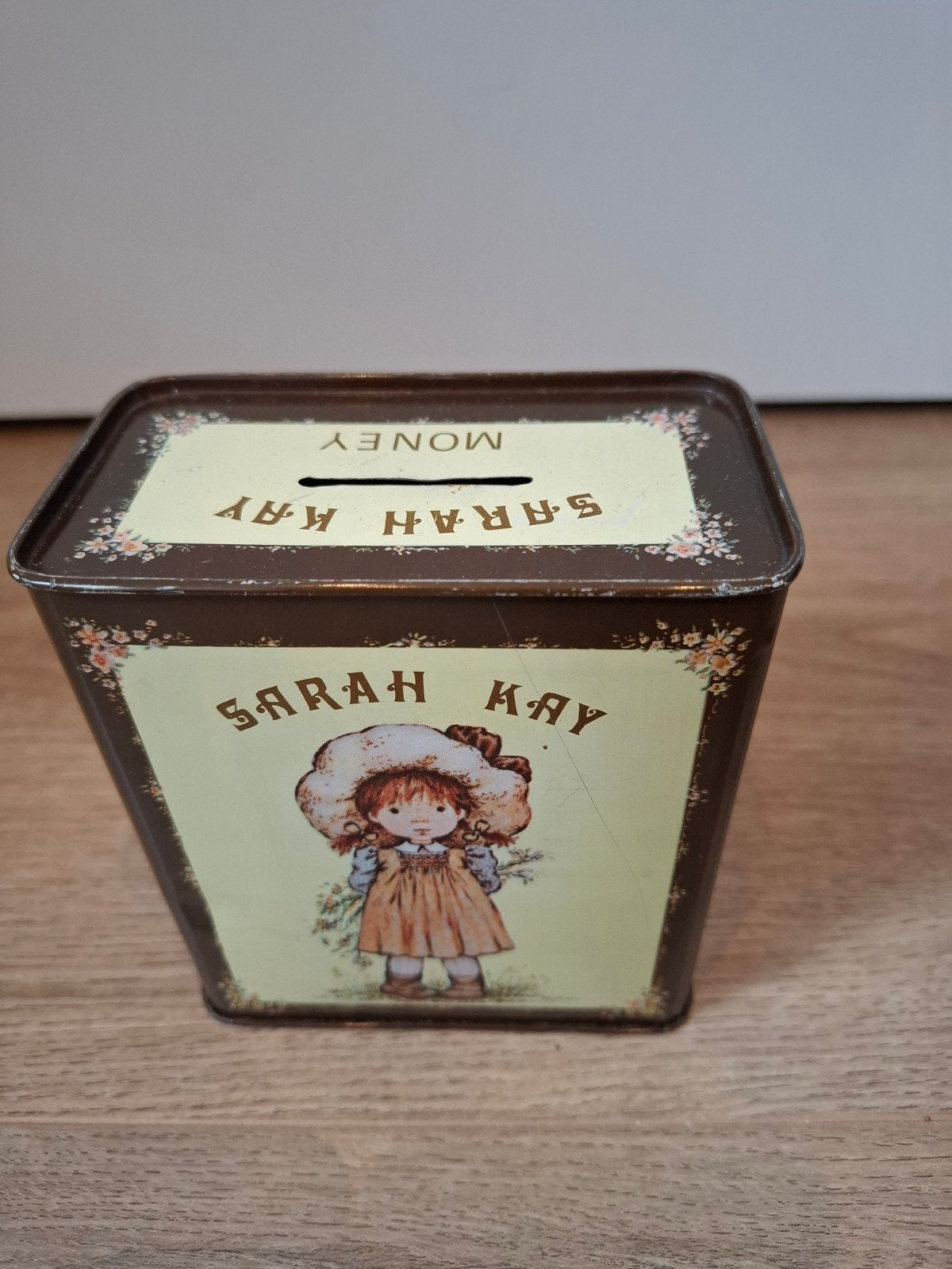 Vintage spaarpot Sarah Kay Moneybox, Ophalen of Verzenden, Zo goed als nieuw, Metaal of Blik, Overige thema's