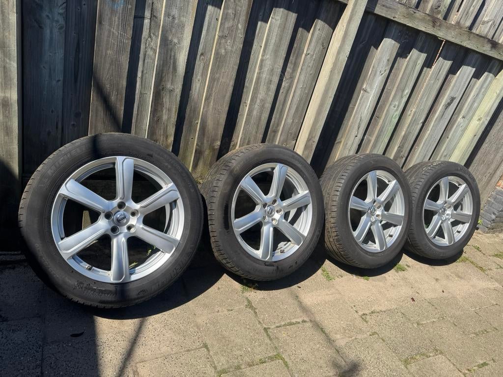 Volvo XC MODEL AUTO VELGDEN EN BANDEN, Auto-onderdelen, Banden en Velgen, Gebruikt, Banden en Velgen, 235 mm, Personenwagen
