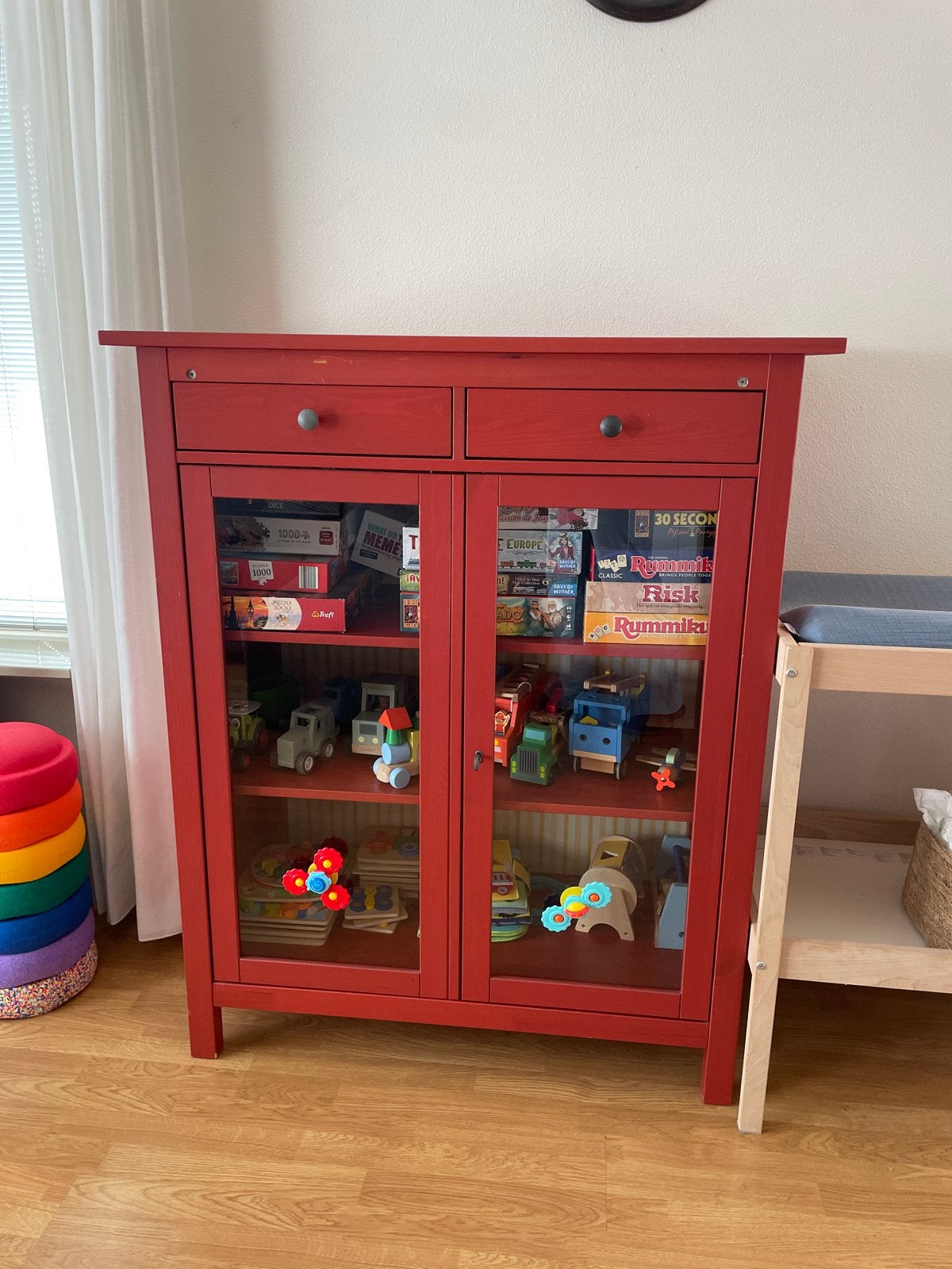 Rode IKEA Hemnes kast met lades en glazen deuren, Ophalen, Gebruikt, 100 tot 150 cm, 50 tot 100 cm
