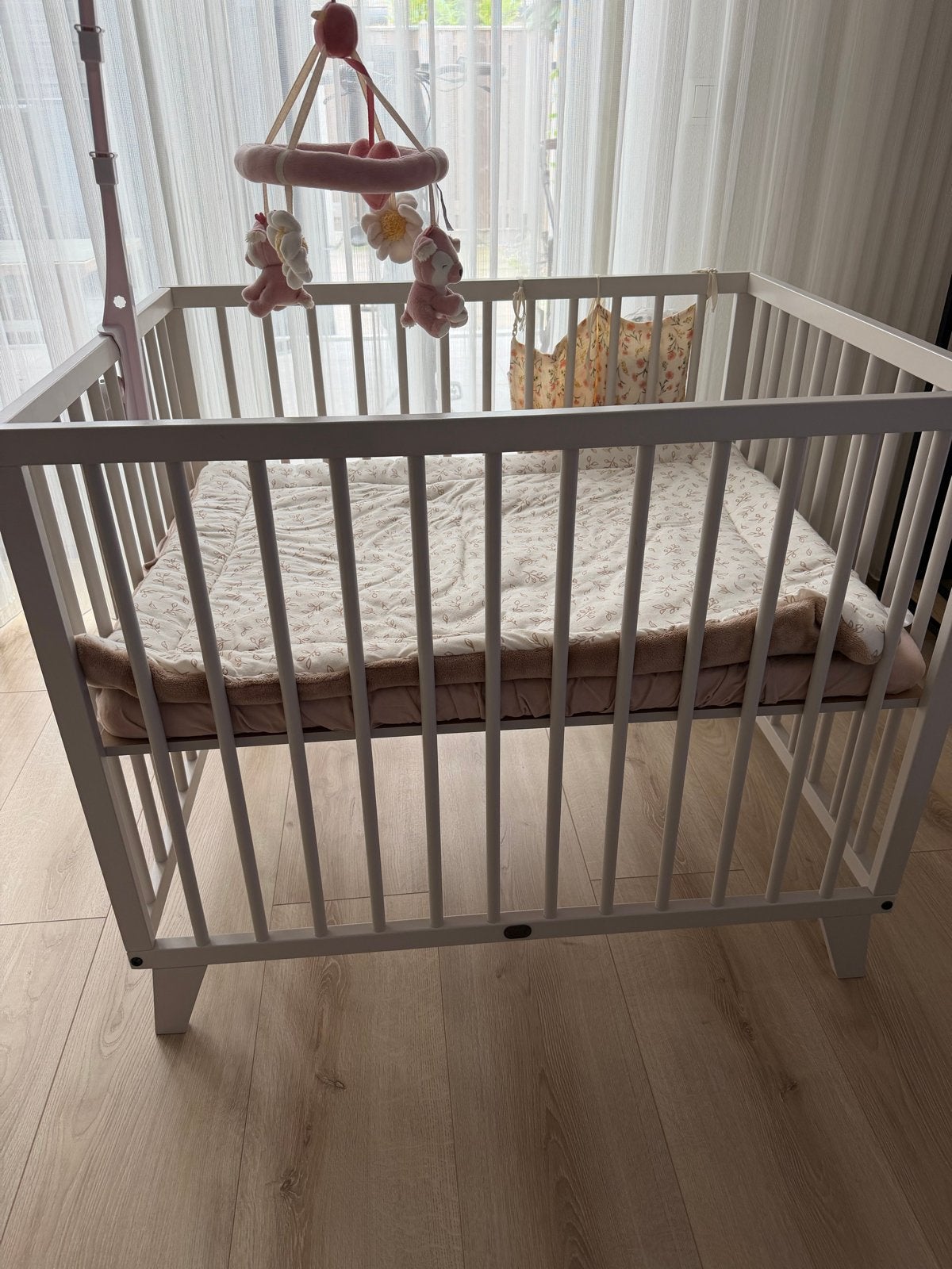 Prental Babybox met matras, boxkleed en hangspeelgoed roze, Kinderen en Baby's, Boxen, Ophalen of Verzenden, Zo goed als nieuw
