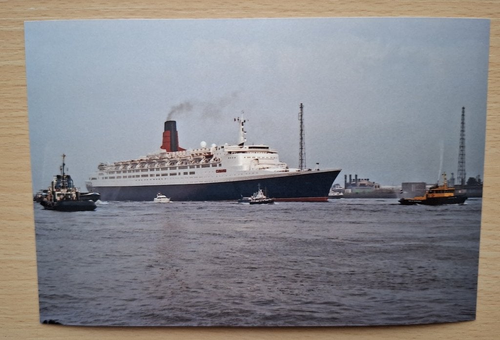 Foto cruiseschip Queen Elisabeth bij Rotterdam, Verzenden, 1980 tot heden, Foto, Nieuw
