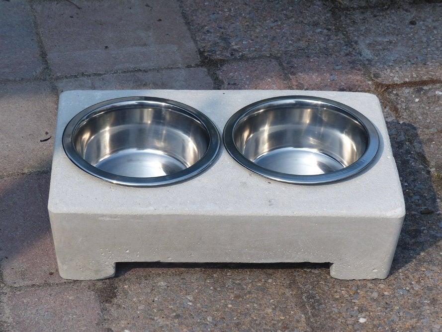Voerbak: hond, kat of mini varken. Van beton??, Dieren en Toebehoren, Ophalen of Verzenden, Nieuw