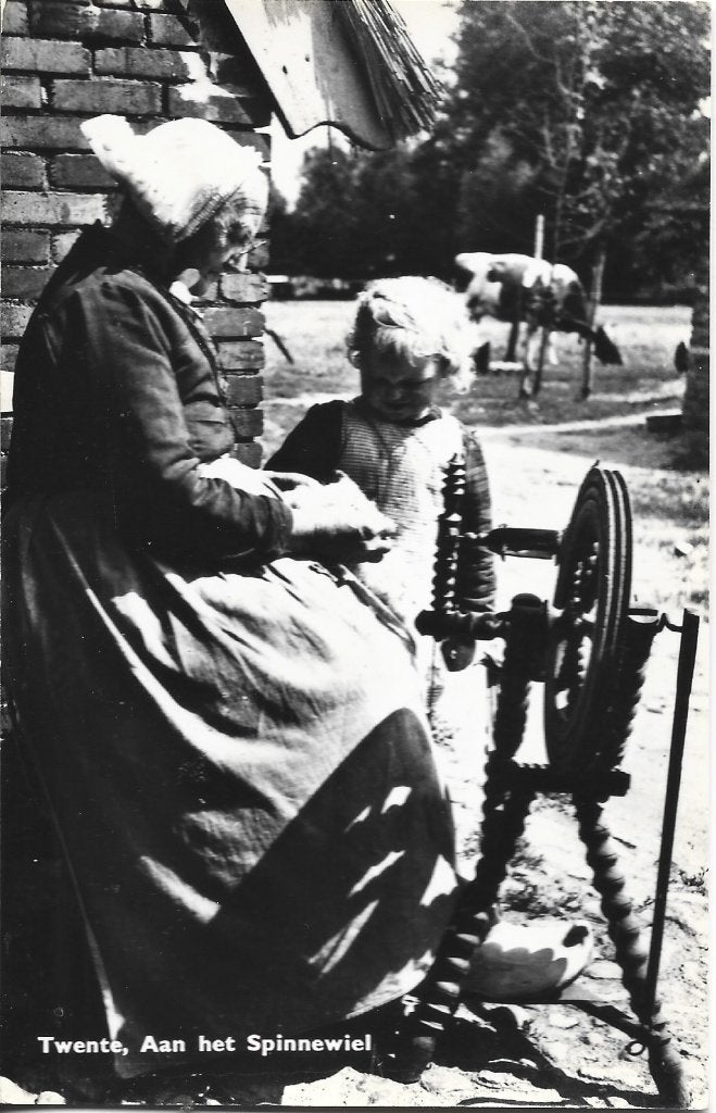 Twente-Oma aan het Spinnewiel-Meisje-Koe-Klederdracht, Ophalen of Verzenden, 1940 tot 1960, Ongelopen, Overijssel