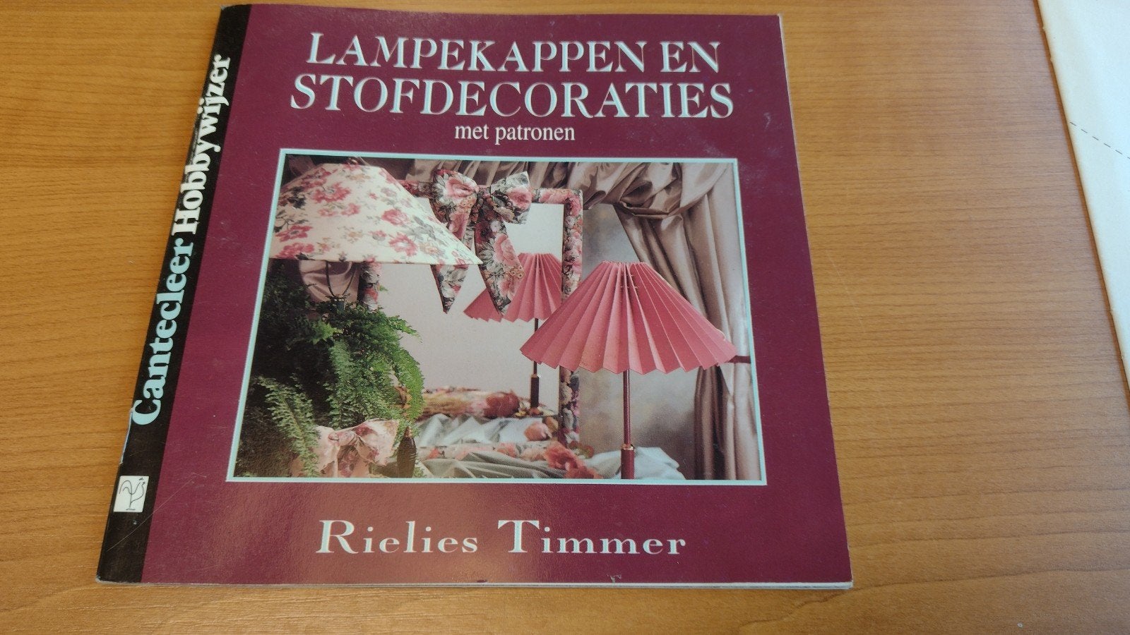Lampenkappen en Stof decoraties - Rielies Timmer., Boeken, Ophalen of Verzenden, Zo goed als nieuw, Overige onderwerpen