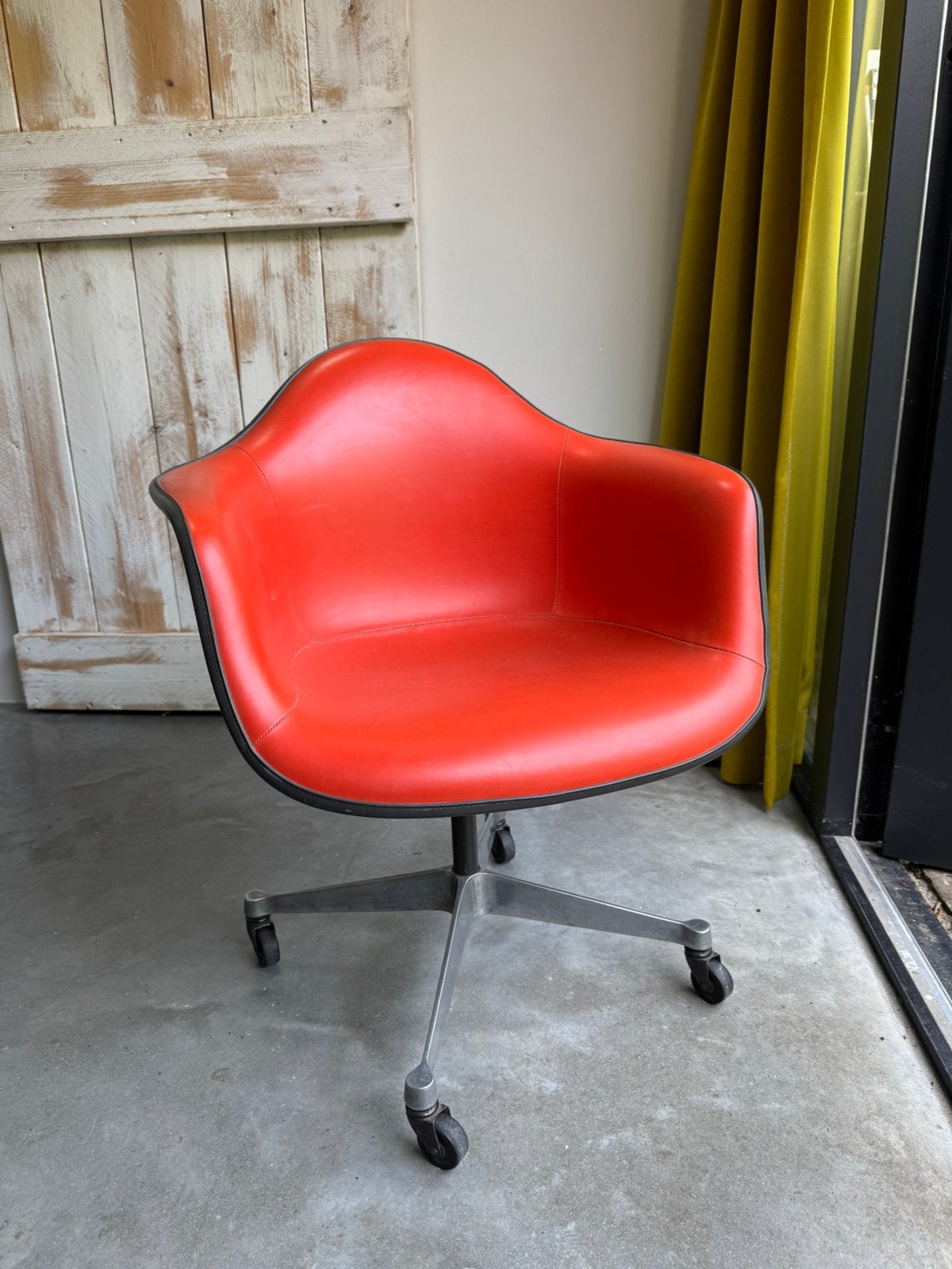 Vintage Herman Miller Eames EA108 Bureaustoel Rood, Huis en Inrichting, Stoelen, Overige materialen, Origineel Eames. De met vinyl beklede upgrade.