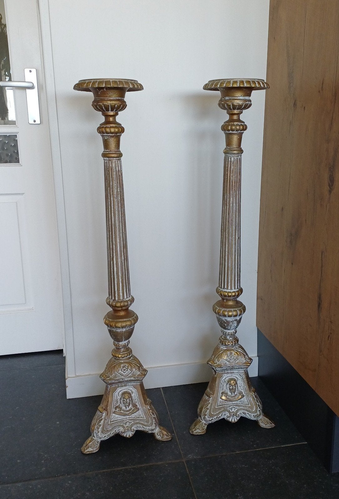 2 Oude Kerkkandelaars , 100 cm hoog , Samen +/- 28 Kilo, Ophalen, Koper of Brons