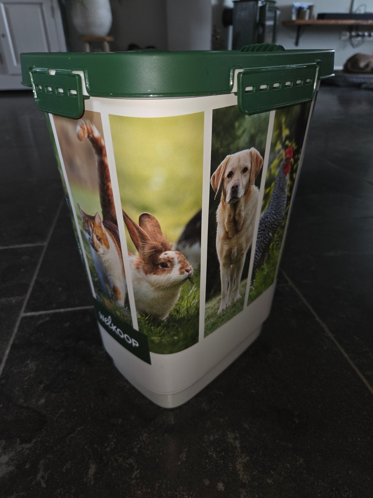 Bewaarbak dierenvoer, Ophalen
