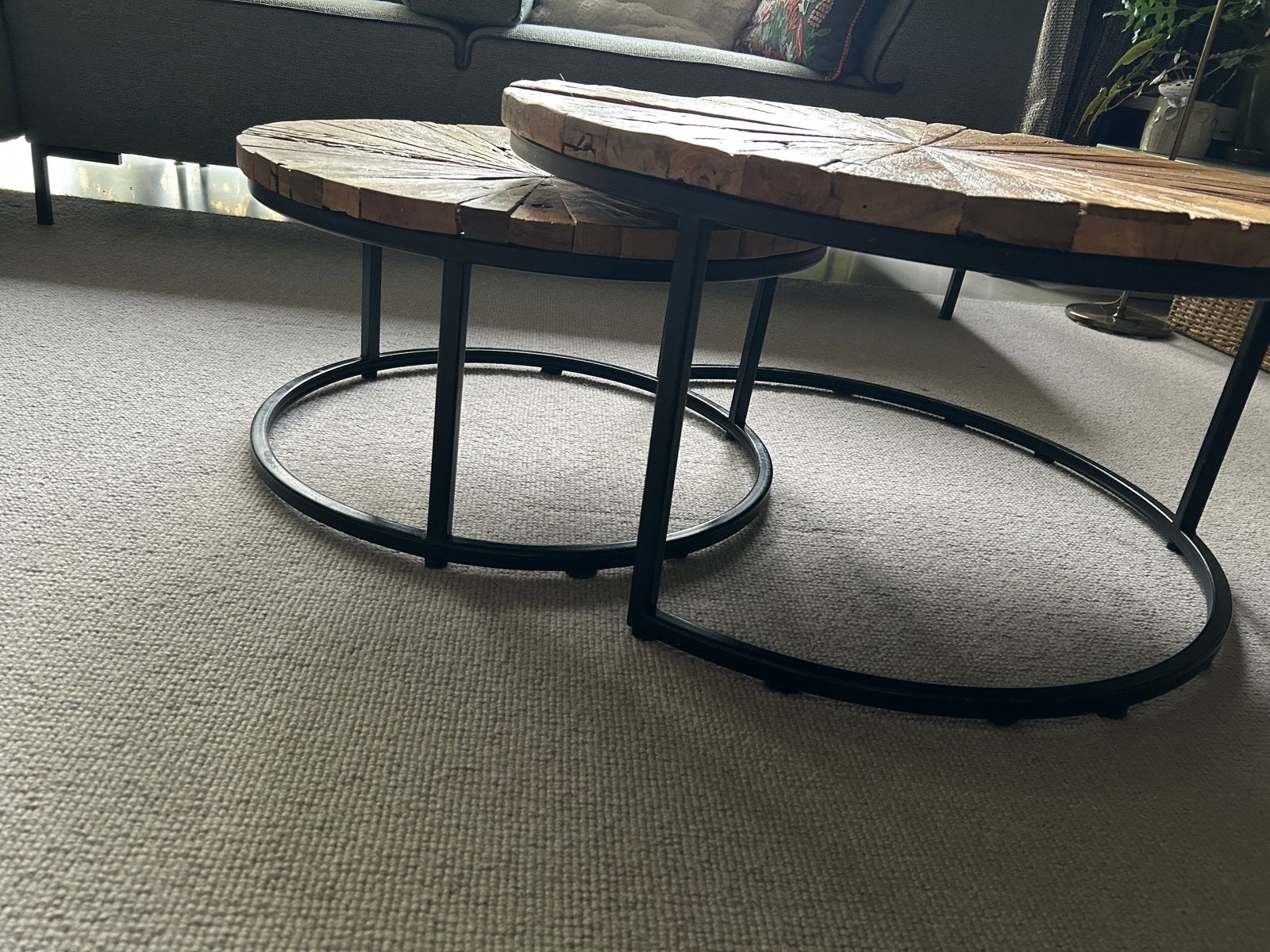 Twee ronde salontafels  met stalen onderstel, Ophalen, Gebruikt, Rond, Overige houtsoorten