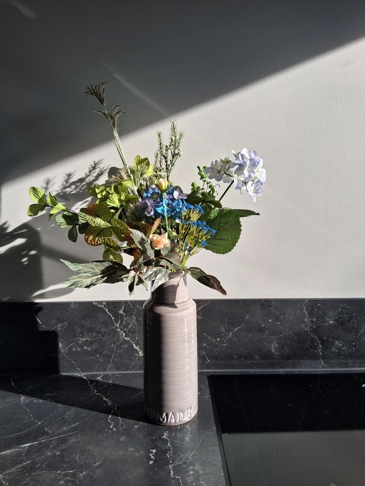 Keramische vaas met kunstbloemen - Handgemaakt, Huis en Inrichting, Gebruikt, Overige kleuren, Handgemaakt, Ophalen of Verzenden