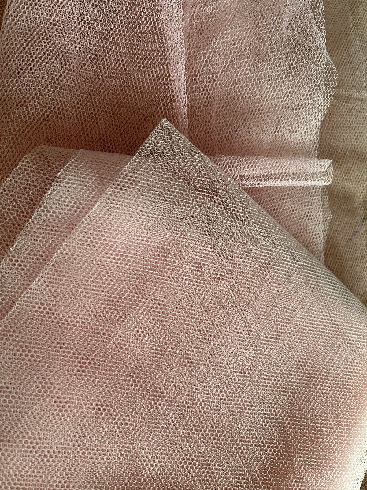 Stukje rose tule stof voor hobby of decoratie, Hobby en Vrije tijd, Stoffen en Lappen, Overige materialen, Ophalen of Verzenden