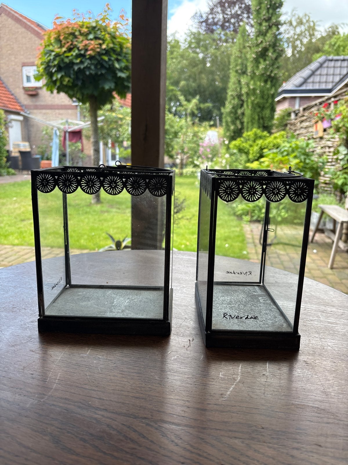 Set van 2 Riverdale  windlichten vitrine lantaarns - 18cm, Gebruikt, Zwart, Ophalen of Verzenden, Metaal