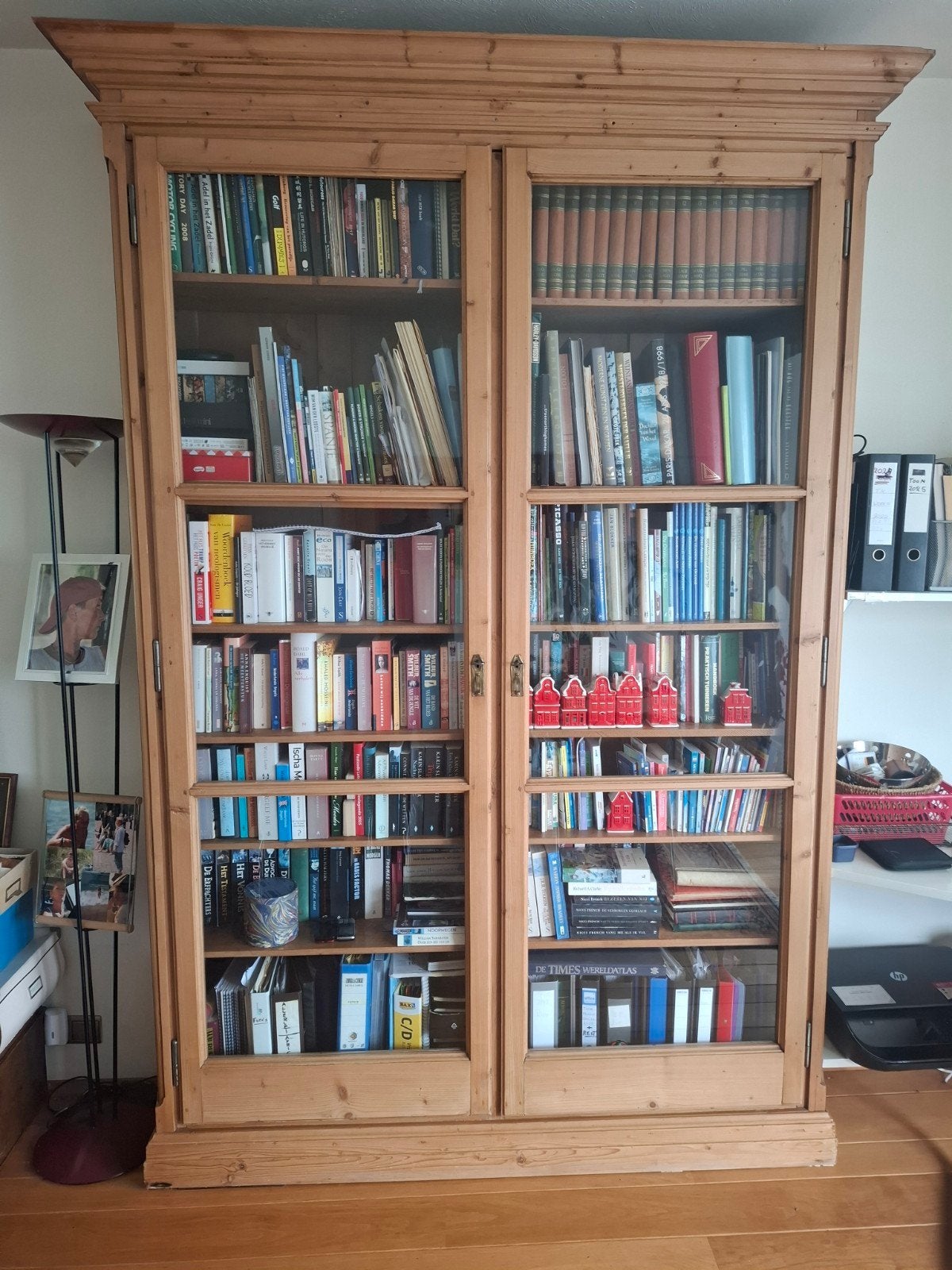 Massief grenen boekenkast met glazen deuren, Antiek en Kunst, Ophalen of Verzenden
