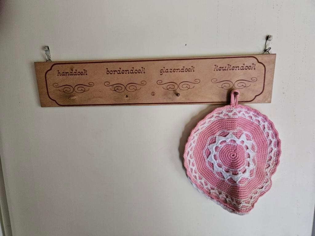 Vintage houten handdoekenrek met gehaakte pannenlap, Hout, Ophalen of Verzenden, Overige typen, Gebruikt