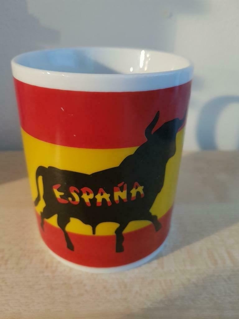 Spaanse souvenir mok – stier & Spaanse vlag (9,5 x 8 cm), Ophalen of Verzenden, Zo goed als nieuw, Overige stijlen, Kop(pen) en/of Schotel(s)