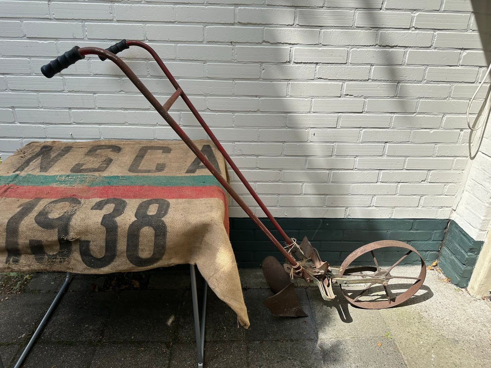 Antieke ploeg met extra hulpstukken - Decoratief tuinstuk, Antiek en Kunst, Ophalen of Verzenden
