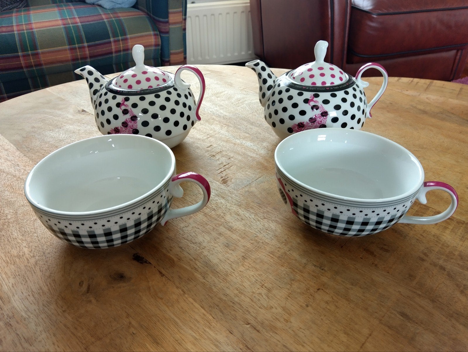Set van 2 theepotten met kopjes - Zwart/Wit/Roze, Huis en Inrichting, Keuken | Servies, Ophalen of Verzenden