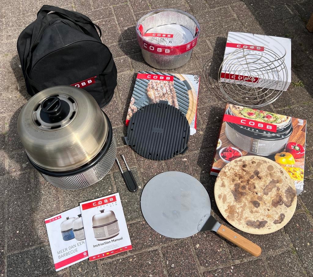 Cobb BBQ + accessoires (oa pizzasteen, grillplaat, hoes), Ophalen of Verzenden, Zo goed als nieuw