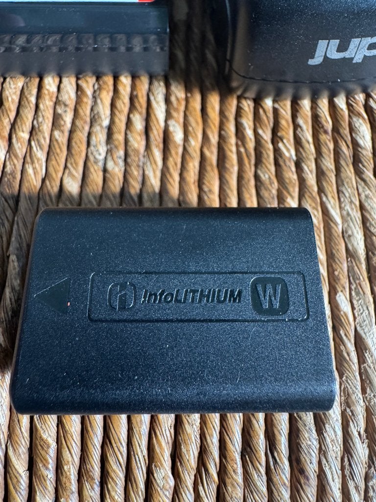 Sony A6000 NP-FW50 1020mAh accu Origineel 4x met lader., Ophalen of Verzenden, Gebruikt, Oplaadbaar