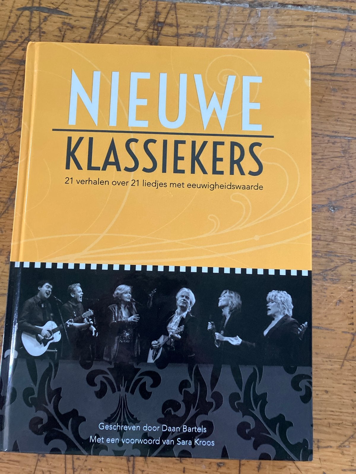 Boek CD Nieuwe Klassiekers: 21 verhalen over liedjes, Ophalen of Verzenden, Zo goed als nieuw, Algemeen