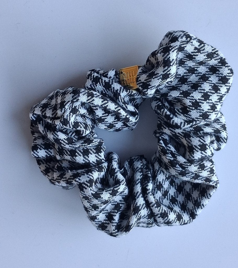 Super leuke scrunchie zwart wit, Sieraden, Tassen en Uiterlijk, Uiterlijk | Haarverzorging, Ophalen of Verzenden, Nieuw