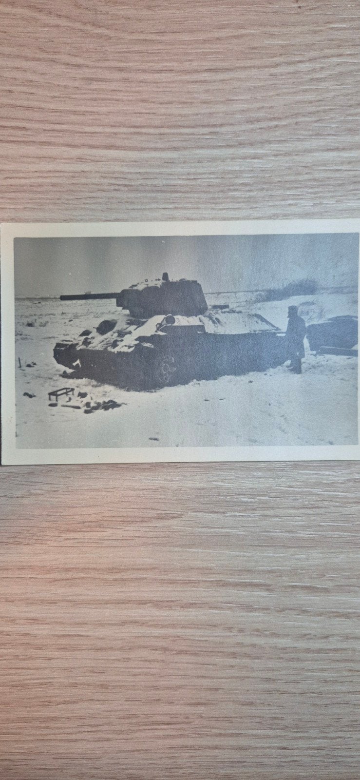WO2 foto Duitse soldaat , uitgeschakelde Russische tank T34, Ophalen of Verzenden, Landmacht, Duitsland, Foto of Poster