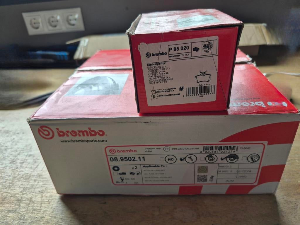 Nieuwe Brembo Remschijf 08.9502.11 & remblokken P 85 020, Auto-onderdelen, Ophalen, Nieuw, Audi