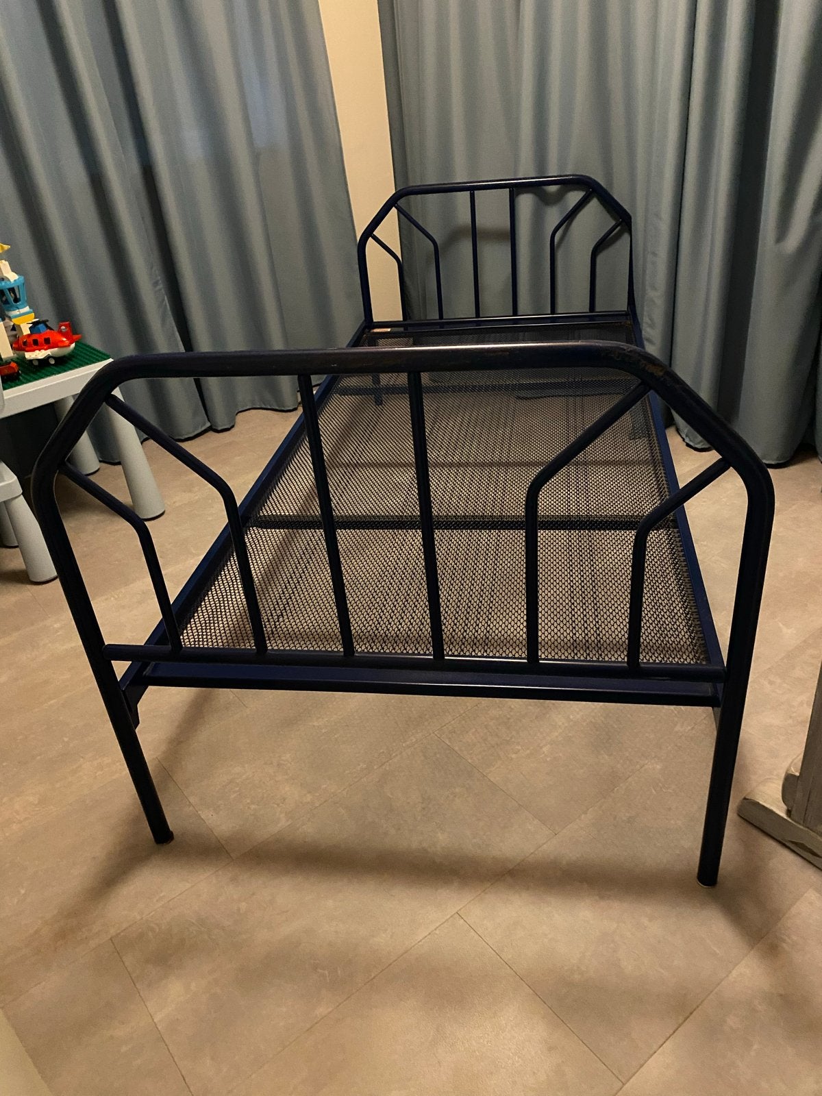 Eenpersoonsbed met metalen frame en spiraalbodem, Huis en Inrichting, Ophalen, Gebruikt, 90 cm, Eenpersoons