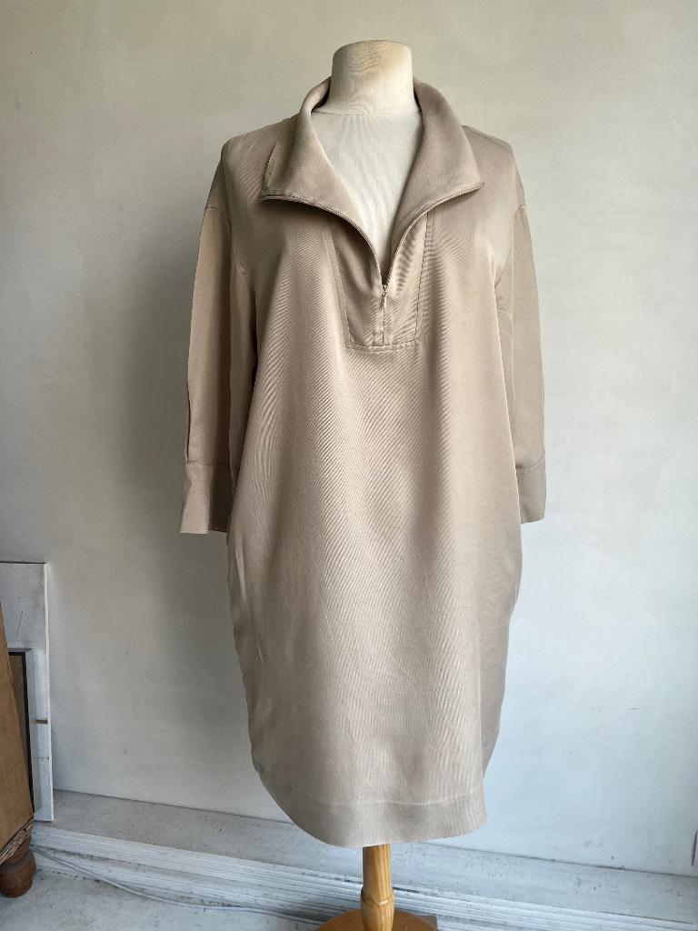 cos jurk beige maat 44, Kleding | Dames, Jurken, COS, Verzenden, Beige, Maat 42/44 (L)
