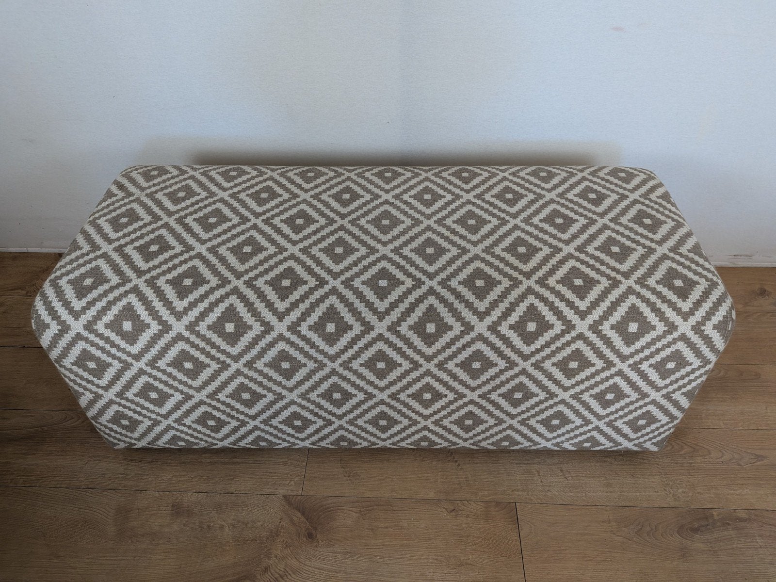 Grote Gestoffeerde Hocker / Voetenbank – 121 cm – Geometrie, Ophalen, Minder dan 50 cm, Onbekend, 75 tot 100 cm