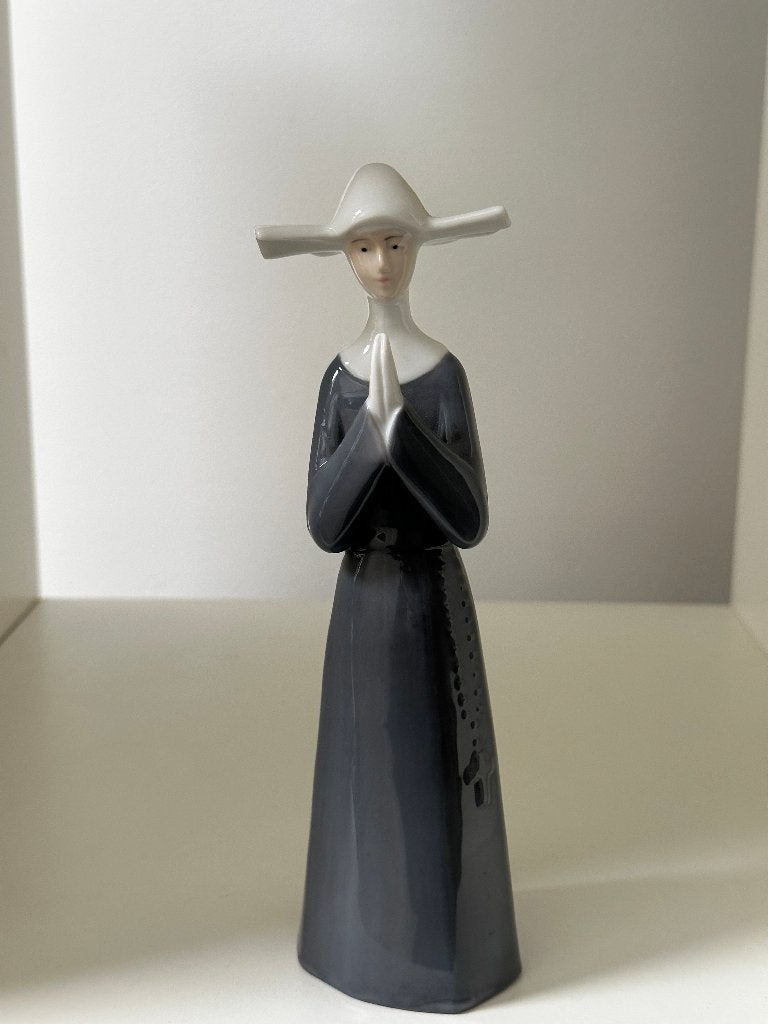 Biddende non beeldje - Porselein - 21 cm, Ophalen of Verzenden, Zo goed als nieuw, Religie