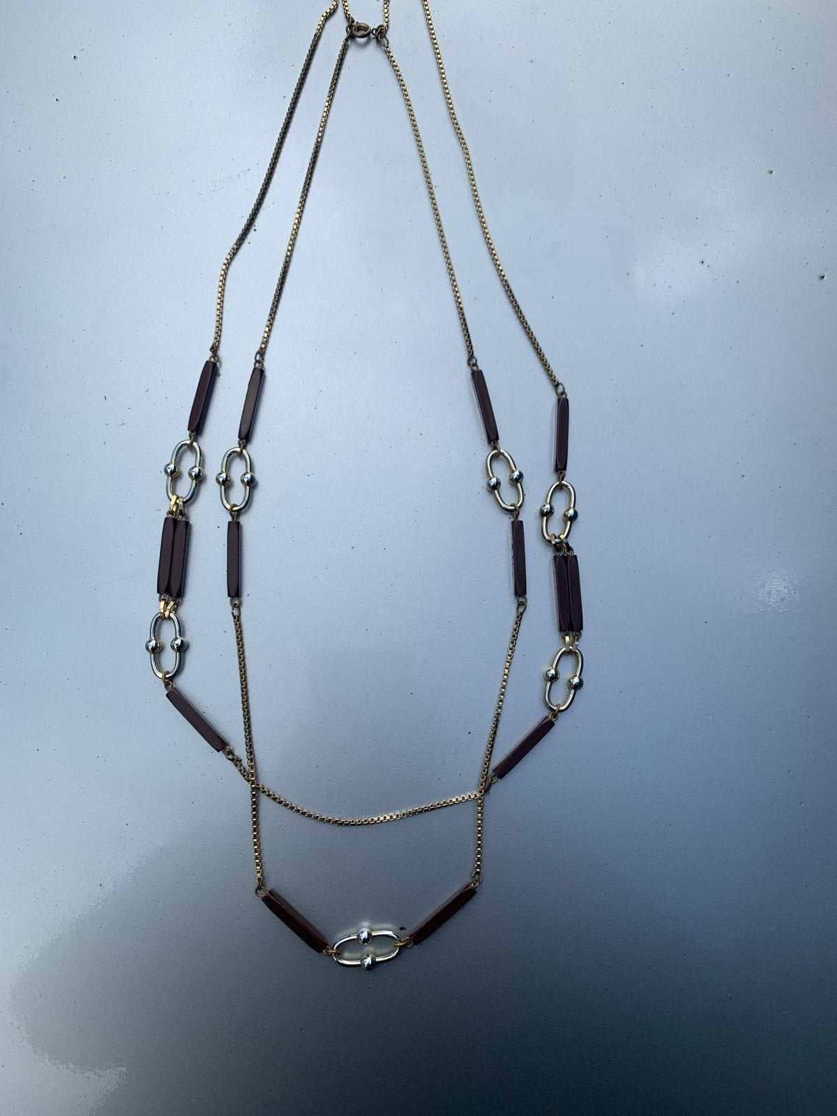 Lange ketting met goudkleurige schakels en bruine kralen, Ophalen of Verzenden, Gebruikt, Goud, Overige materialen
