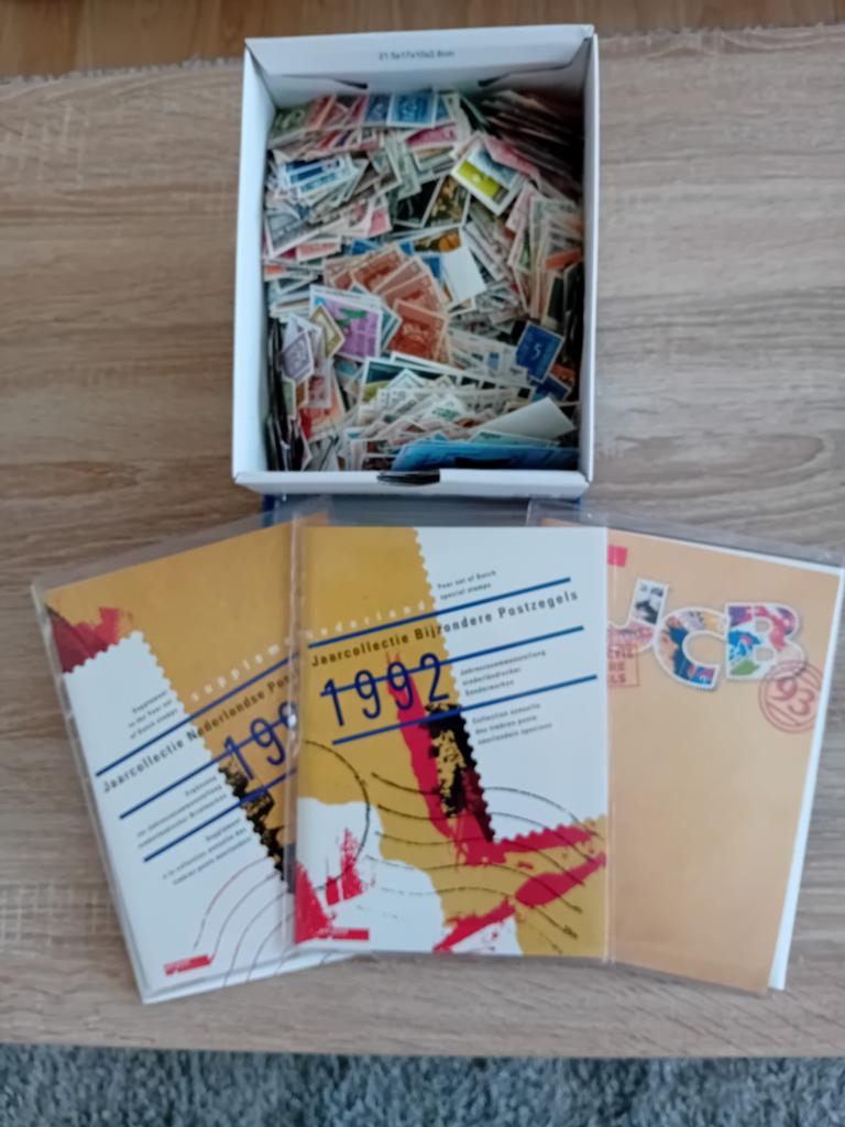 Doos met postzegels +3 Jaarcollecties , ruim 1Kilo!!, Ophalen of Verzenden, Verzamelalbum
