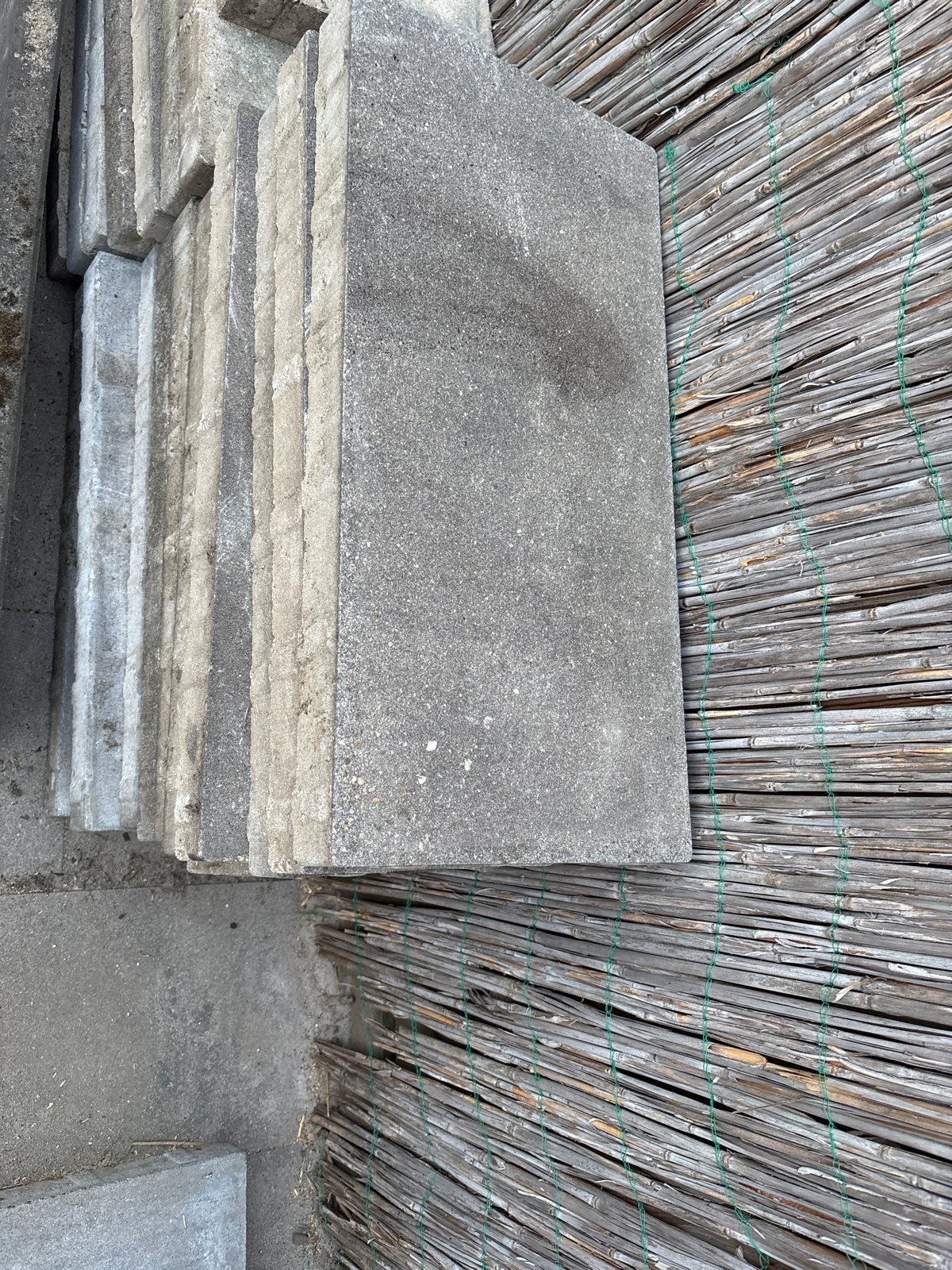 GRATIS AF TE HALEN 40 Betontegels 60x30cm, Doe-het-zelf en Verbouw, Tegels, Ophalen, Gebruikt, 10 m² of meer, 20 tot 40 cm